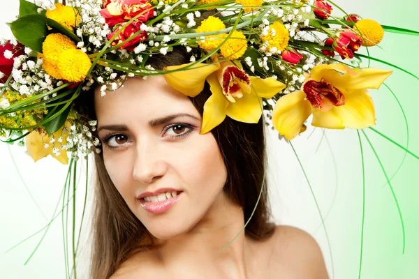 Mujer joven con corona de flores — Foto de Stock