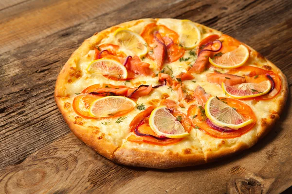 Pizza de salmone na mesa de madeira . — Fotografia de Stock