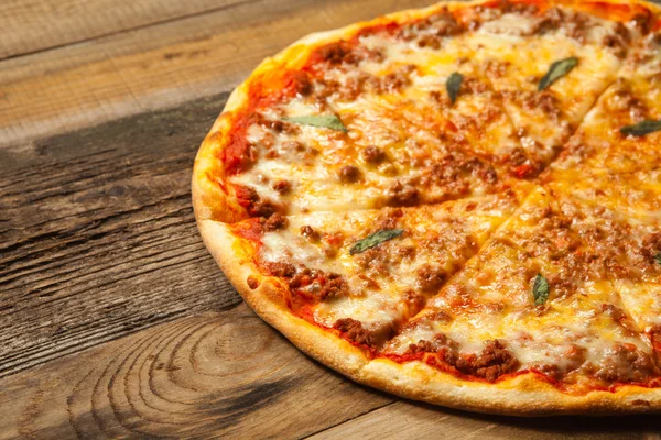 Bolognese pizza ahşap tablo.