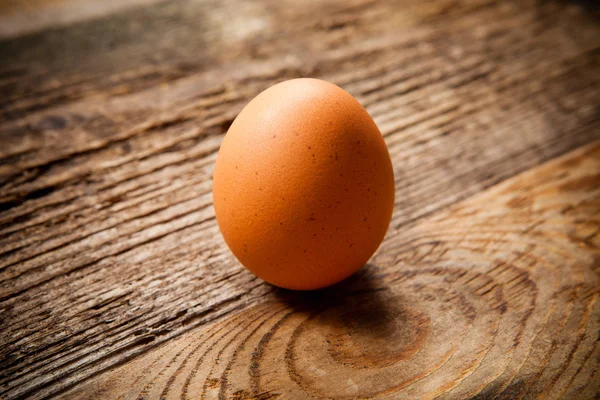 Enda ägg på träbord — Stockfoto