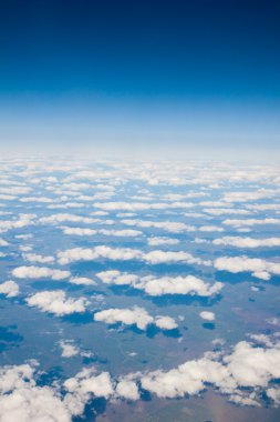 uçak bulutlardan görünümünü