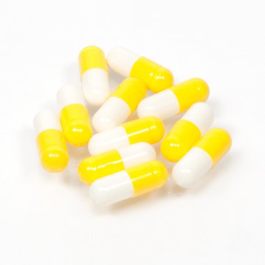 Beyaz arka planda kapsül hapları