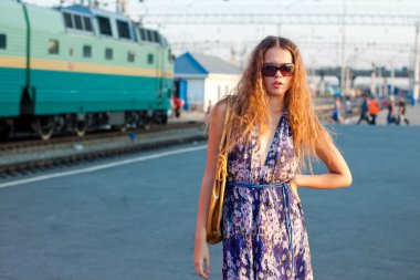 kadın bekleyen tren platformu