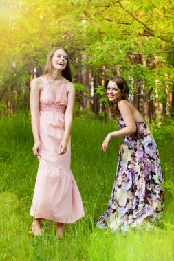 genç kızlar ormanda