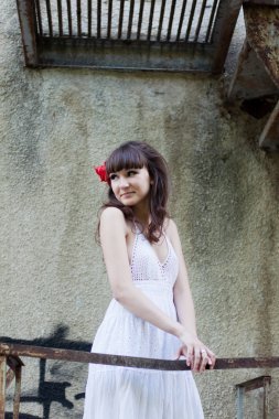 genç kız yaşlı merdivende daimi