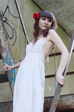 genç kız yaşlı merdivende daimi