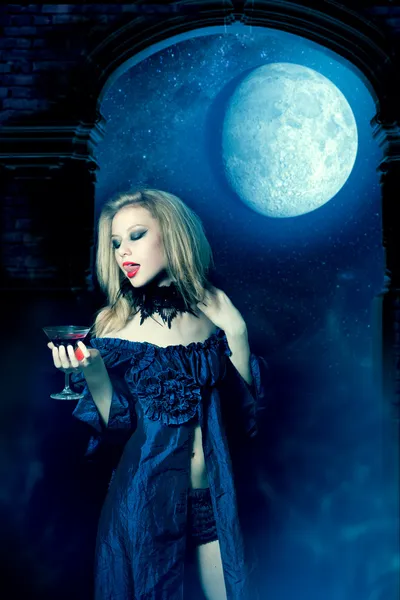 Chica vampiro con copa de vino — Foto de Stock