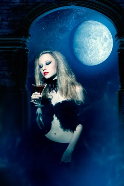 Vampirmädchen mit Glas Wein — Stockfoto