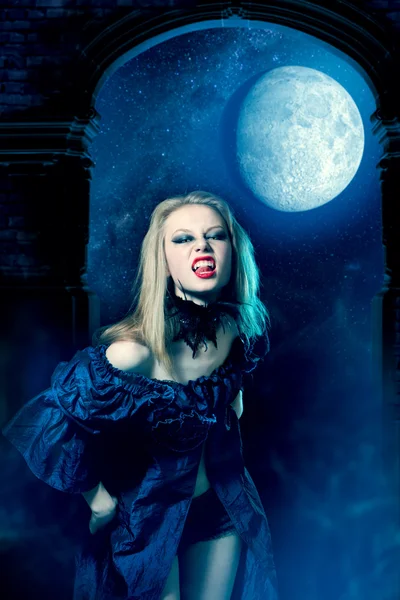 Aggressive vampire girl — Stock Photo, Image