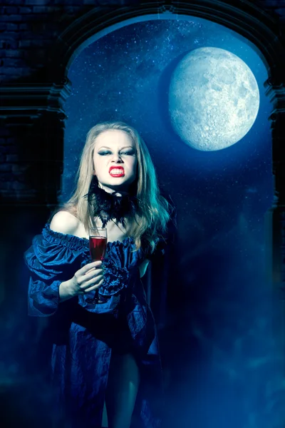 Vampire fille avec verre de vin — Photo