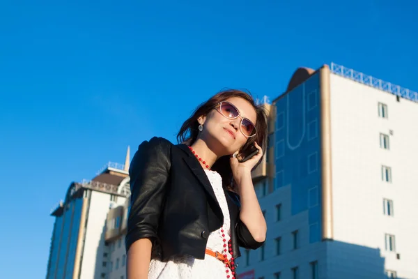 Şehirde bir cep telefonu kullanarak cazip iş kadını — Stok fotoğraf