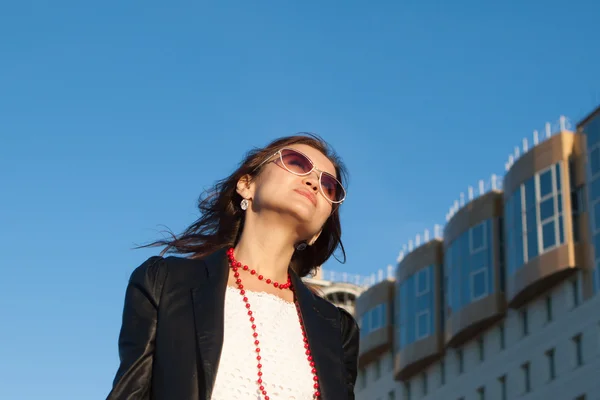 Gelukkige vrouw op een stad straat — Stockfoto