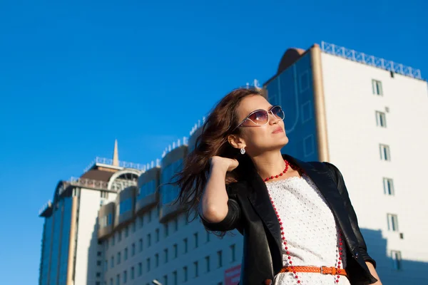 Gelukkige vrouw op een stad straat — Stockfoto