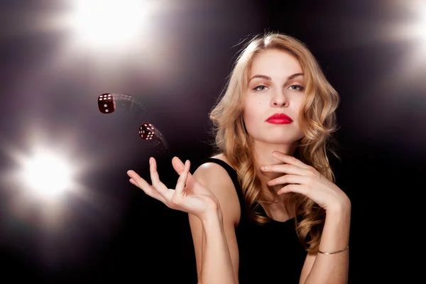 kumar oynayan genç kız