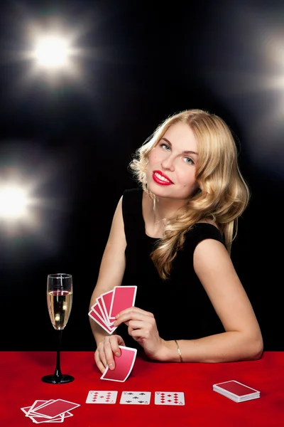Mladá dívka si hraje v hazardu — Stock fotografie