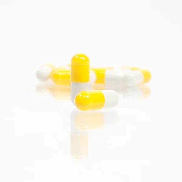 Kapsel Pillen auf weißem Hintergrund — Stockfoto