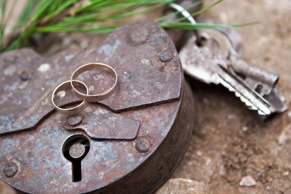 Gold ring on old lock — Stock Photo, Image