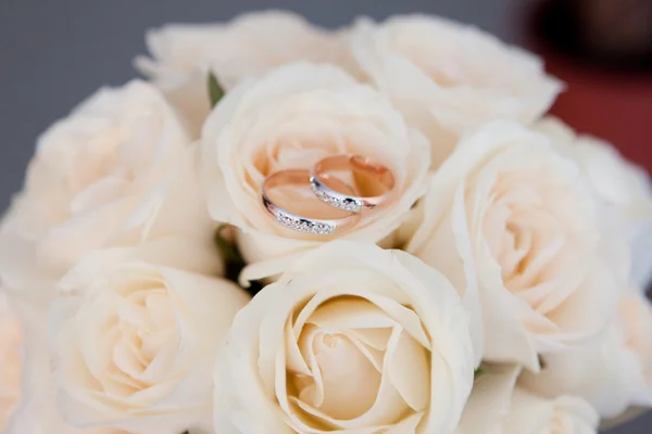Gouden ring op bruiloft bos van bloemen — Stockfoto