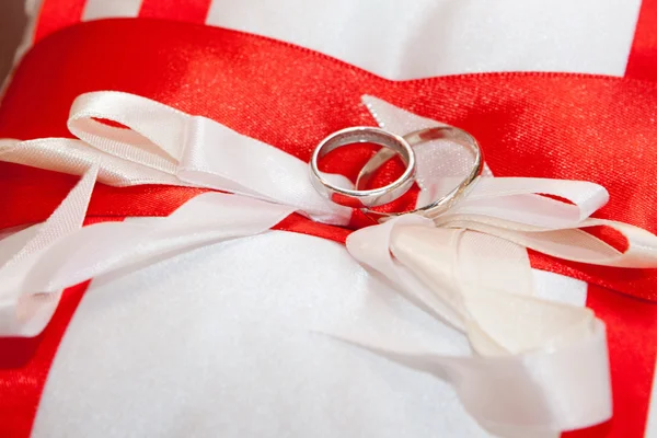 Cojín con anillos de boda — Foto de Stock