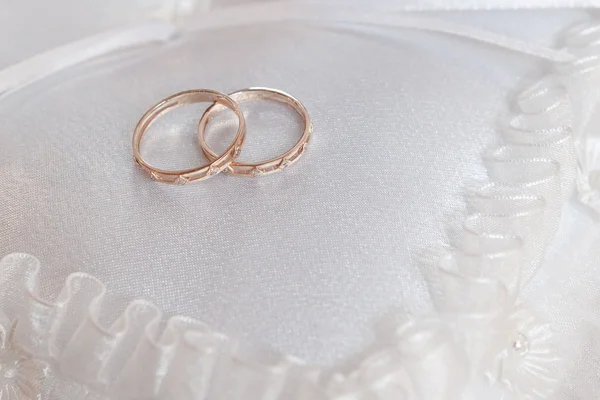 Cojín con anillos de boda — Foto de Stock