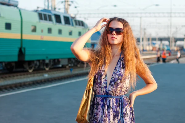 Femme train d'attente sur le quai — Photo