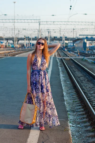 Donna in attesa di treno sul binario — Foto Stock