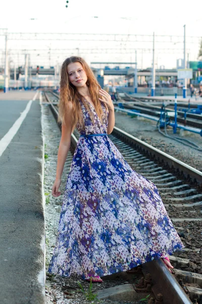 Donna in attesa di treno sul binario — Foto Stock