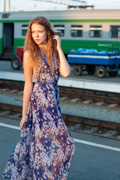 Vrouw te wachten trein op het platform — Stockfoto