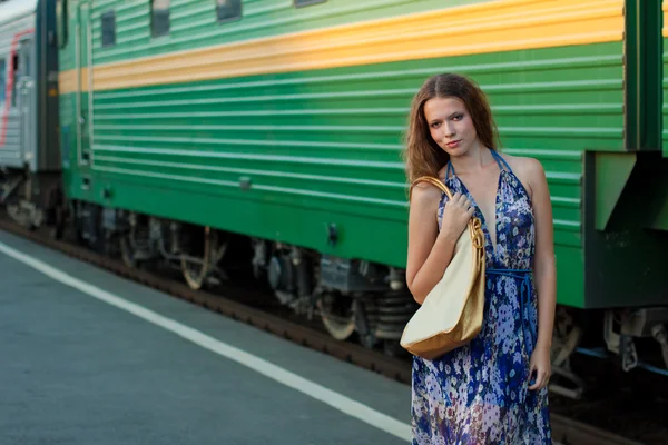 Frau wartet am Bahnsteig auf Zug — Stockfoto