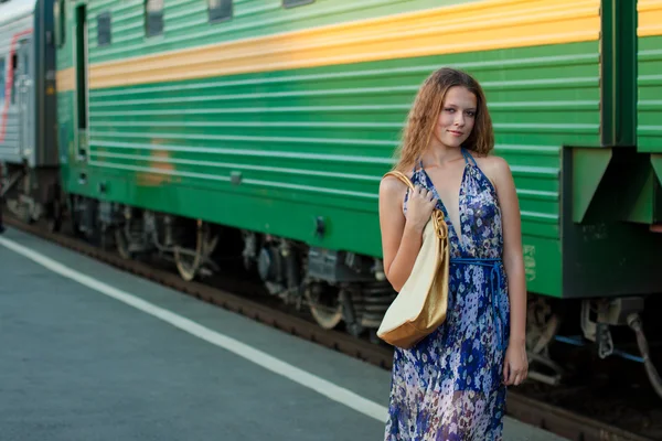 在平台上的女人等待火车 — 图库照片