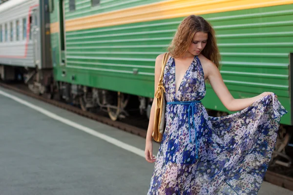 Kobieta czeka pociąg na peronie — Zdjęcie stockowe