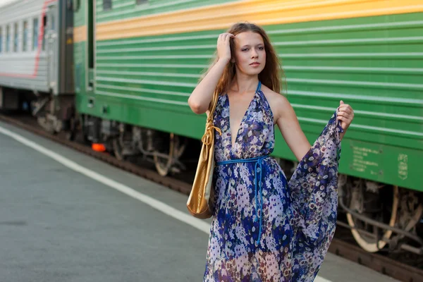 Frau wartet am Bahnsteig auf Zug — Stockfoto