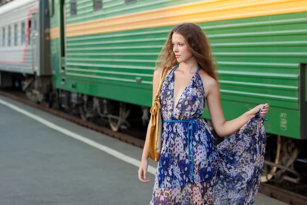 Donna in attesa di treno sul binario — Foto Stock