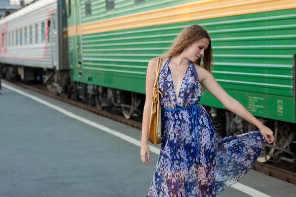 Mulher esperando trem na plataforma — Fotografia de Stock