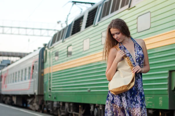 Donna in attesa di treno sul binario — Foto Stock