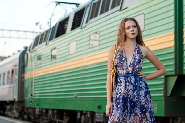 Vrouw te wachten trein op het platform — Stockfoto