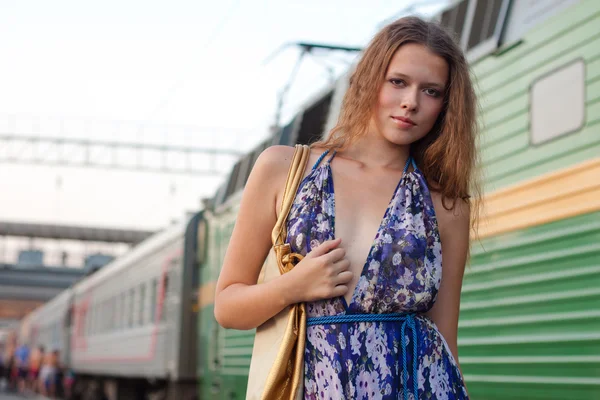 Kadın bekleyen tren platformu — Stok fotoğraf