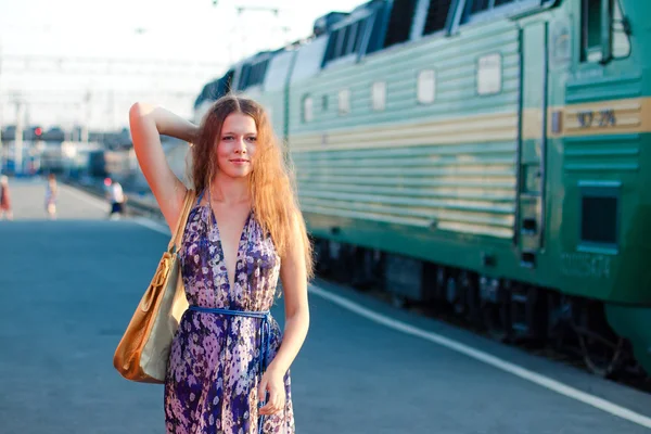 Donna in attesa di treno sul binario — Foto Stock