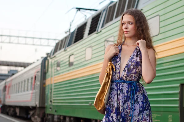 Donna in attesa di treno sul binario — Foto Stock