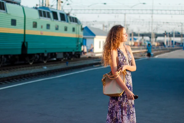 Donna in attesa di treno sul binario — Foto Stock