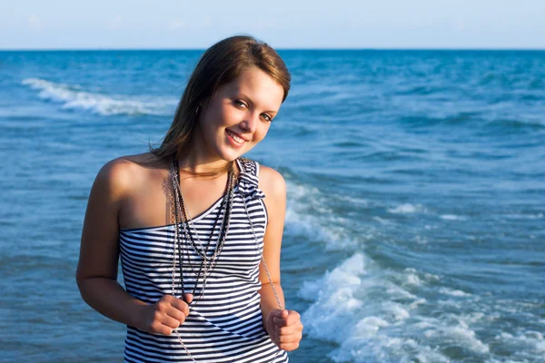 Jovem menina bonita sorrindo — Fotografia de Stock