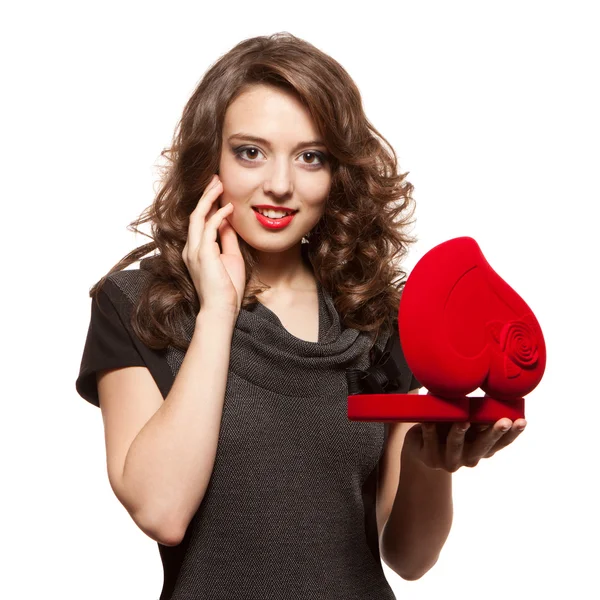 Chica feliz abriendo un regalo en el Día de San Valentín — Foto de Stock