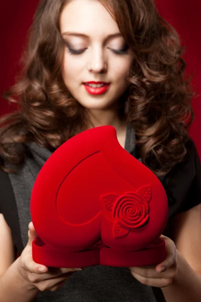 Šťastná dívka otevření dárek na Valentýna — Stock fotografie
