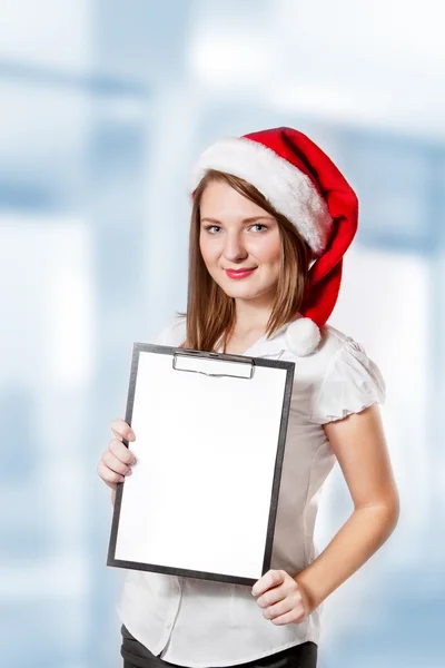 Mulher de negócios em Santa Claus chapéu mantém prancheta — Fotografia de Stock