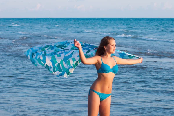 Junges Mädchen auf dem Meer — Stockfoto