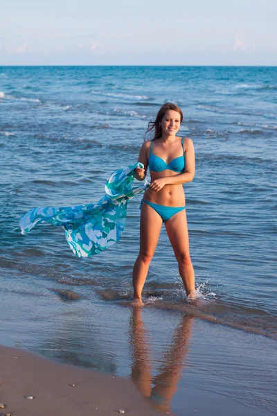 Junges Mädchen auf dem Meer — Stockfoto