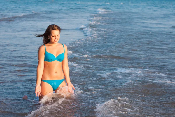 Chica joven salpicando en el mar —  Fotos de Stock