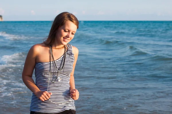 Joven chica bonita sonriendo —  Fotos de Stock