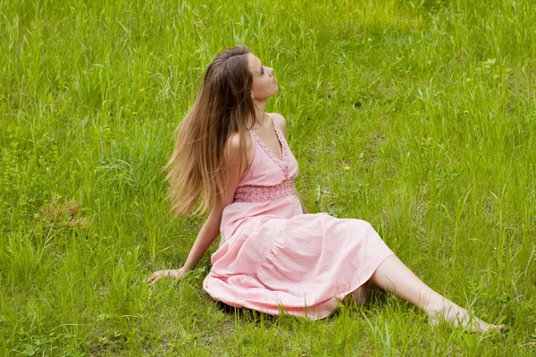 Giovane ragazza sul prato — Foto Stock