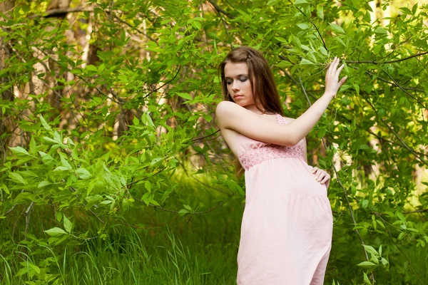 Chica joven en el bosque — Foto de Stock